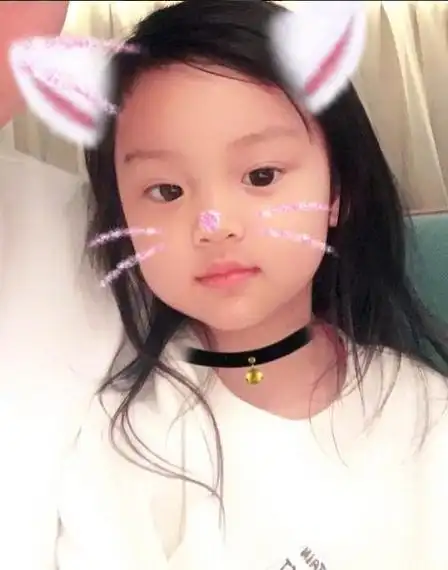 网友"甜馨sweetie"在微博上po出一组甜馨的近照.