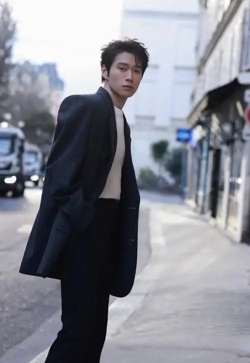 巴黎时装周##魏大勋晒看秀照##魏大勋皮鞋