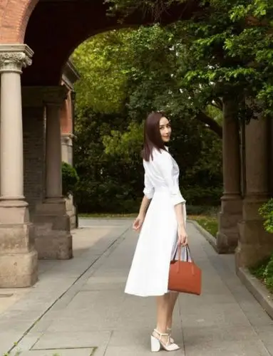 胡静的衬衫长裙也适合小个子的身材,拉长身高,凸显纤细的腰部.