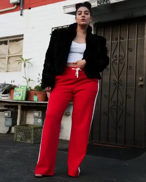 她叫nadia boulhosn,来自纽约,身高1米6,体重140多斤,放一张她的照片