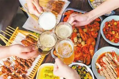 喝啤酒吃烧烤对健康不利