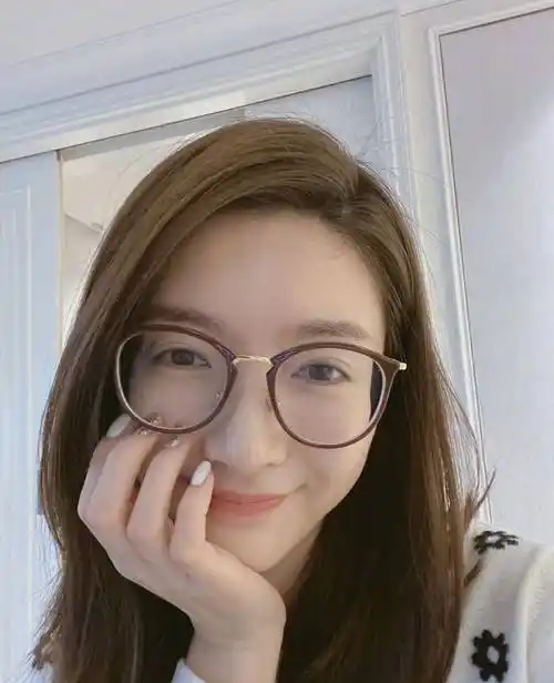 江疏影晒多张怼脸自拍,素颜脸上痣都可见,家里豪宅装修好低调_照片