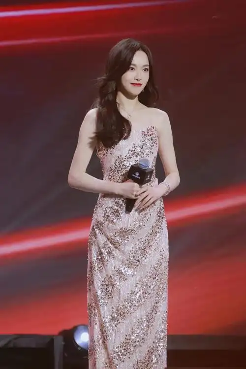 唐嫣抹胸亮片裙造型生图,端庄优雅迷人!