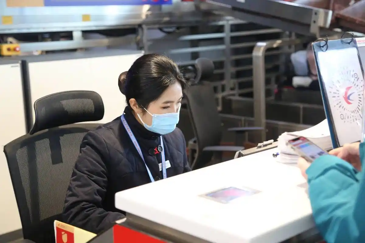 凌晨四点半,张梦蒙就起床洗漱,接着坐上班车到达机场,此时才刚凌晨五