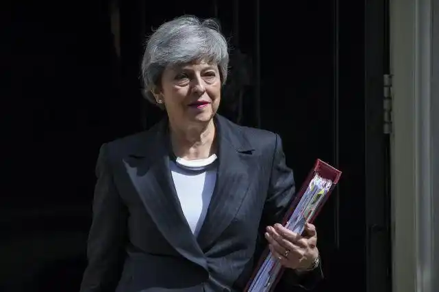 梅姨正式辞职执政党领袖继续任临时首相英国退欧仍如乱麻无解