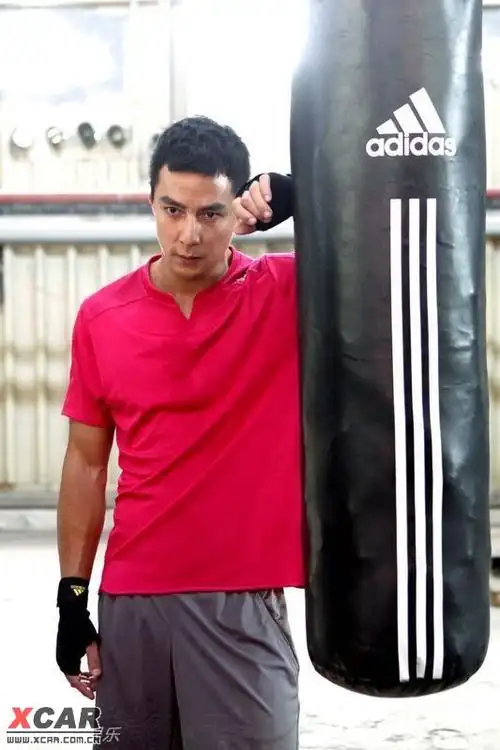 吴彦祖代言运动品牌 大秀结实肌肉