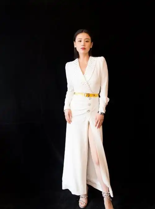 32岁马思纯美翻了,一袭深v礼服大秀凹凸感,年轻的身材太有料