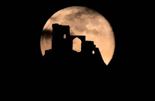 12张罕见超级月亮照疫情期间挂在全球的天空却显得那么诡异