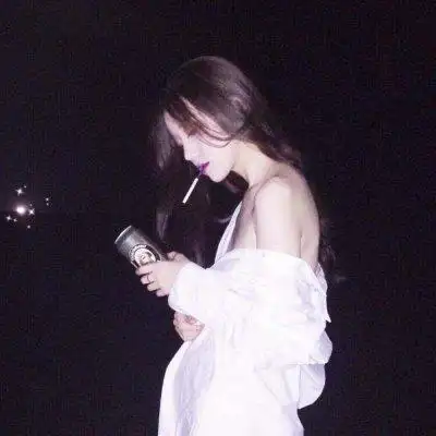 高冷范黑白女生头像