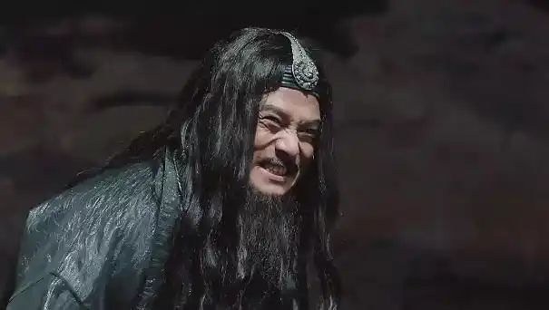 金毛狮王谢逊的扮演者是金庸剧中的常客黑子,它曾出演过西毒欧阳锋