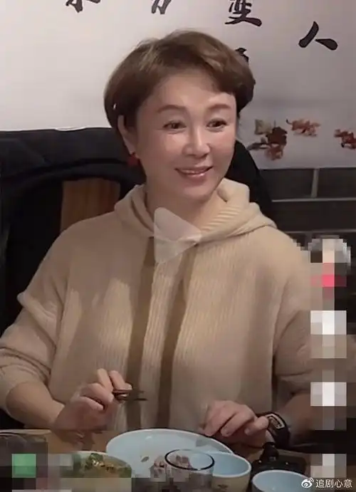 妲己傅艺伟晒聚餐照老了活成了普通人却还不愿面对现实