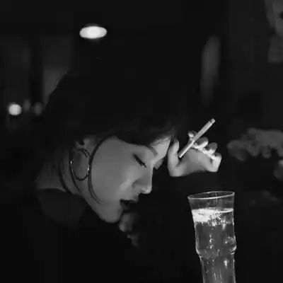 社会头像女生抽烟非真人