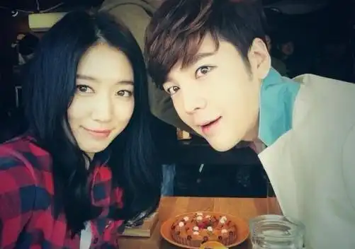 张根硕晒与朴信惠合照似幸福情侣