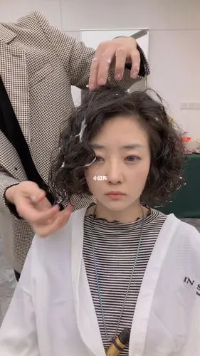 羊毛卷短发小卷_发型_刘海_长发_卷发_圆脸_编发_染发_昆明自由行热门