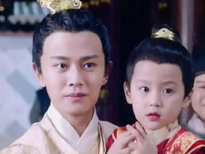 任嘉伦"儿子"悄悄长大,五官清秀皮肤白皙,看清正脸:男神诞生