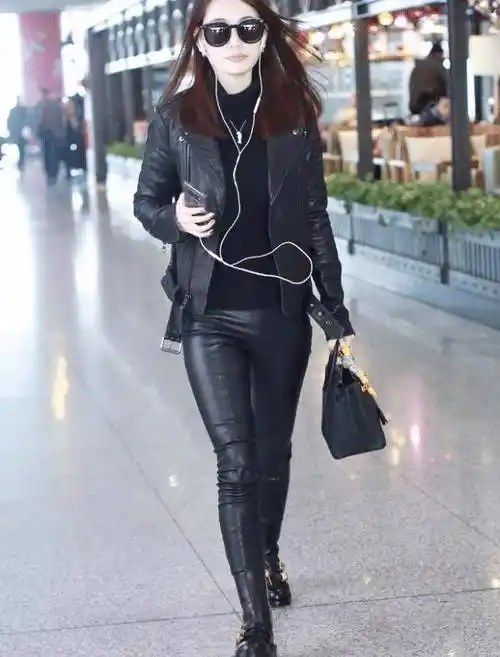 离婚后的马蓉明星范十足,穿皮衣配墨镜走机场,一身名牌真不低调