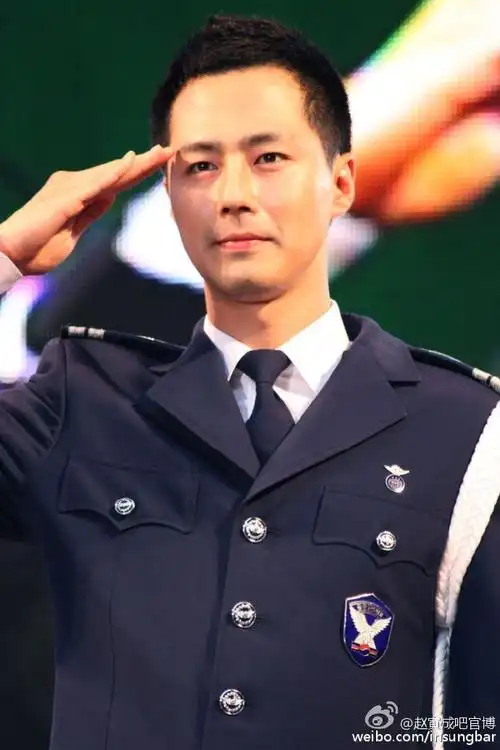 赵寅成#那个穿军装的小平头!