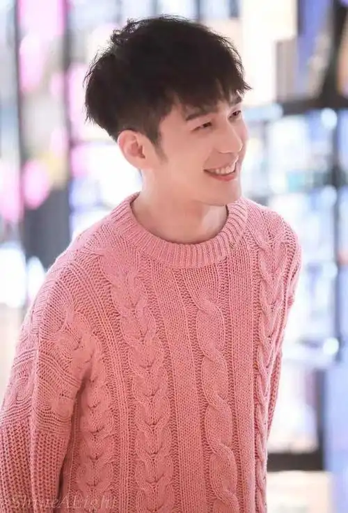 白宇有胡无胡对比,你更喜欢那款呢?我是都喜欢