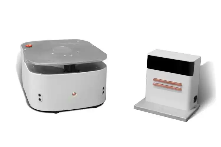 图中为"木蚁机器人"(左)和智能充电桩(右),机器人可在电量不足时