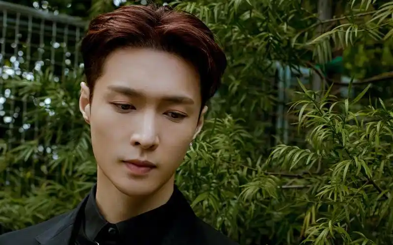 帅气高冷男孩张艺兴个性魅力西装写真