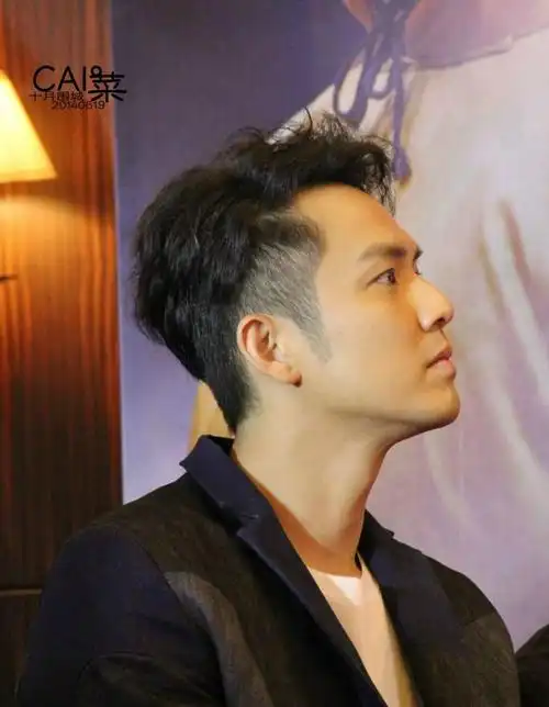 电视剧十月围城##钟汉良# 我是侧脸控各种被秒杀第三张呆萌啊
