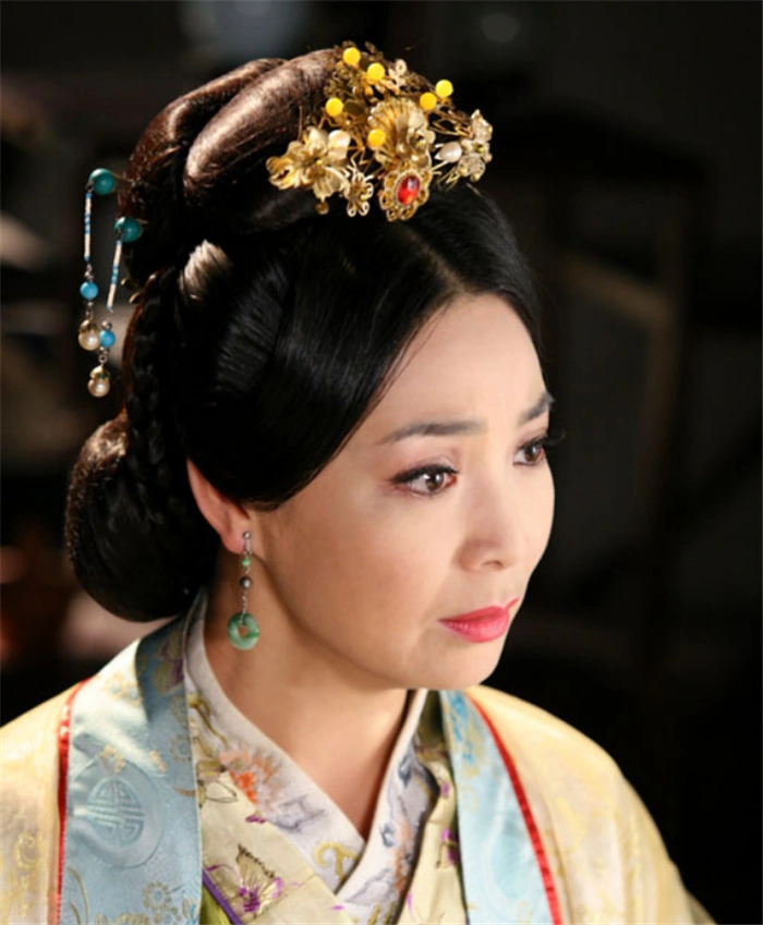 戴春荣因出演《还珠格格》中的皇后娘娘一角受到大家关注,在《美人