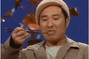 84年春晚舞台上,陈佩斯和朱时茂上演小品《吃面条》,陈佩斯的表演道具