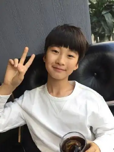 林志颖在微博晒出kimi的大长腿,小小志一晃长大了!