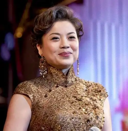 张也号称著名歌唱家成名背后有泪水54岁的她还在努力前进