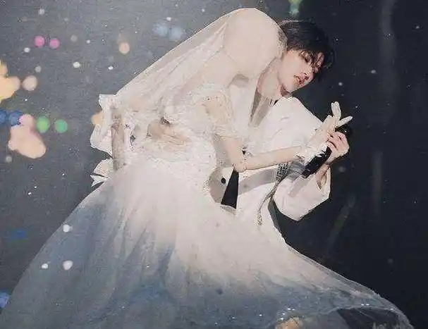 这组蔡徐坤的"结婚照"确实是美不胜收,把不少粉丝和网友们都看傻了