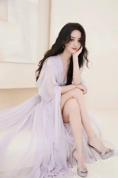 赵丽颖搭配了跟腰带一样blingbling的高跟鞋,一字带的造型简约大方,既