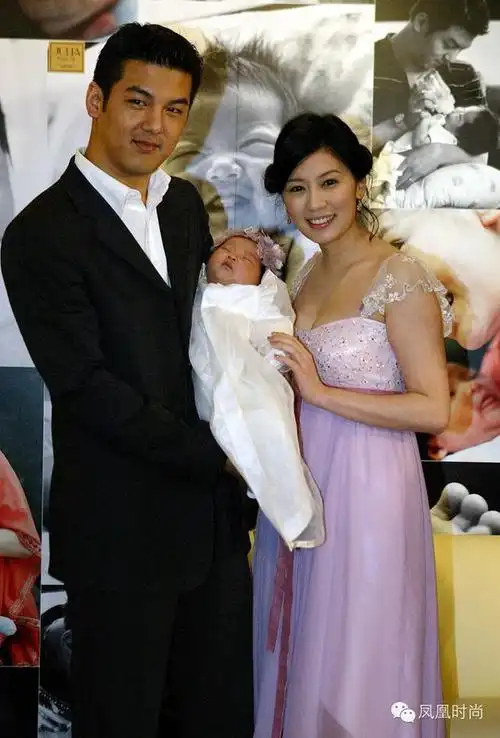 演艺事业正在稳步上升时,31岁的贾静雯选择了结婚生子,嫁给了孙志浩