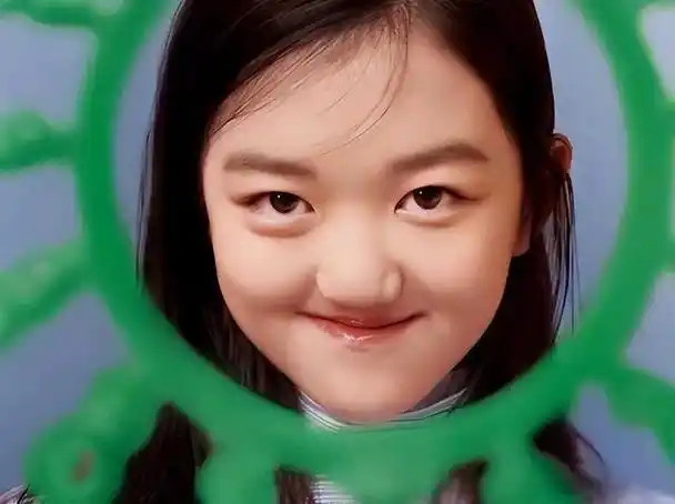 冷淡的相见小时候,李嫣因为唇腭裂而备受瞩目,但她从未因此退缩.