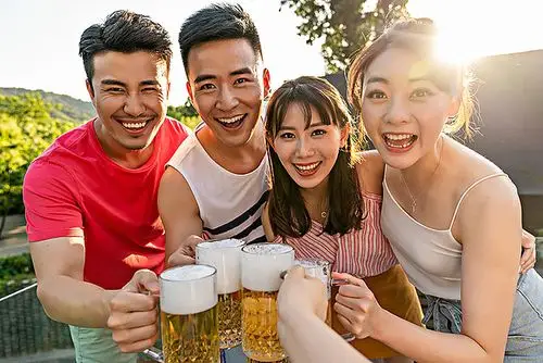 年轻朋友聚会喝啤酒