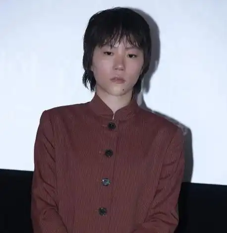 窦靖童是王菲和窦唯的大女儿,从小就有着独特的个性和音乐风格,虽然没