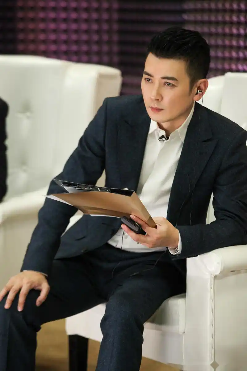 声临其境#【剧照】出道二十年的"初恋男神"保剑锋一袭西装,风度翩翩