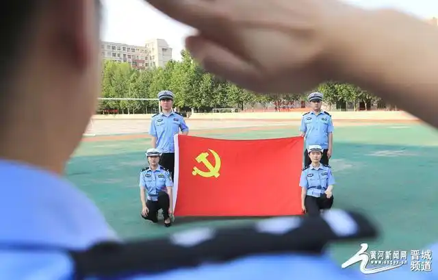 与党旗合影,礼赞建党百年