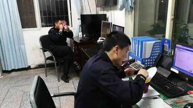 大化镇派出所内拍下这一幕