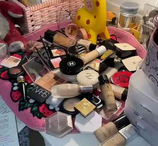 河南女孩晒闺蜜房间,满桌大牌化妆品引热议:精致女孩生活这么乱