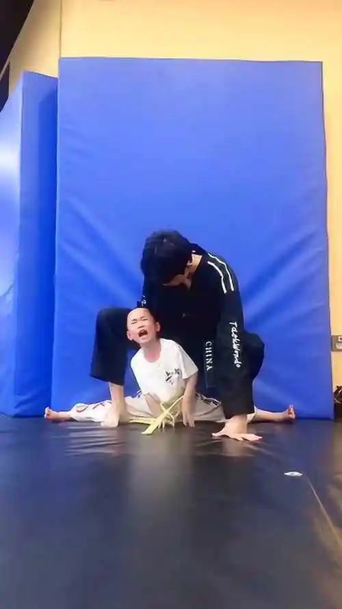 男学生训练压腿,不停喊疼,教练依然继续!