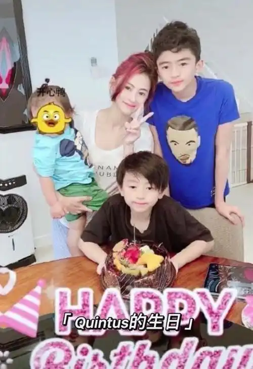 张柏芝罕晒三胎儿子近照,小王子打扮像女孩,母子合影画面有爱