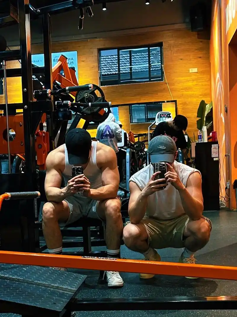 健身 #肌肉男 #健身穿搭 #对镜 - 抖音