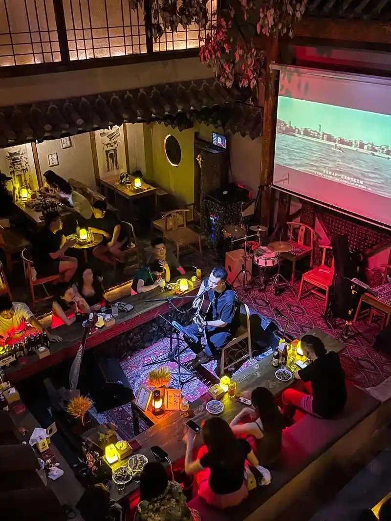 成都这家塘谣民谣酒吧!我心中的no.1.喝酒聚会首选,现在抖 - 抖音