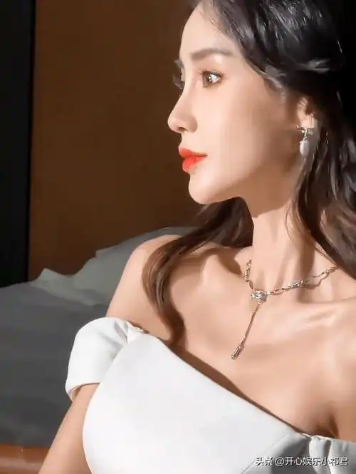 杨颖出席活动大秀美肩,angelababy"一字肩"礼服裙造型