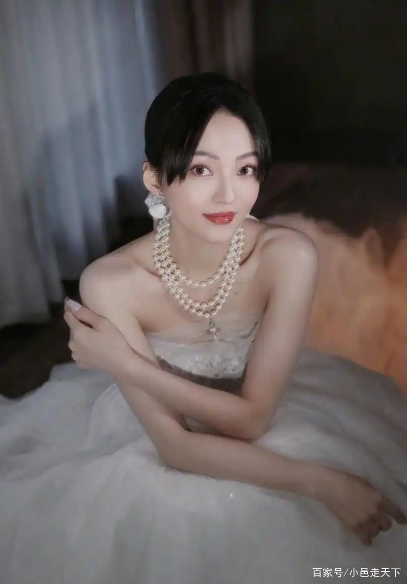 张韶涵白色礼服甜美笑容写真