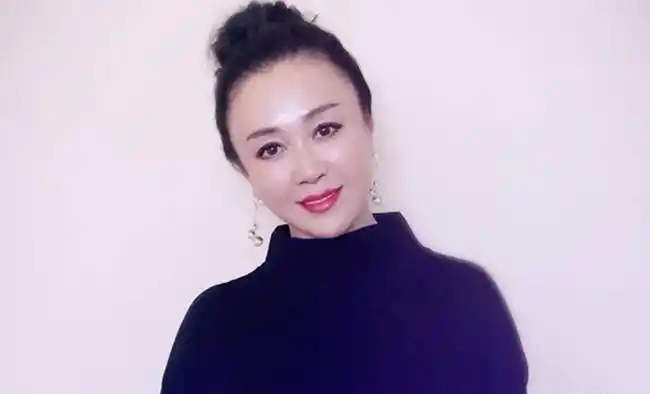 57岁傅艺伟冬至晒自拍照,面色红润状态好,颈上名贵翡翠实力抢镜_网友