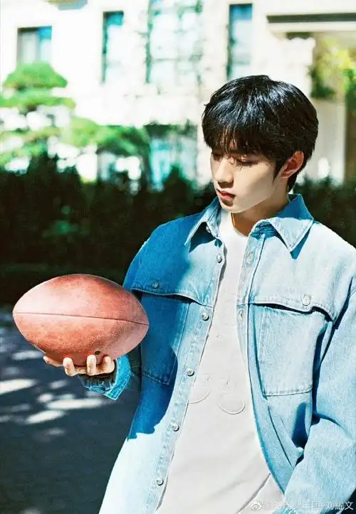 青年演员刘耀文##刘耀文炫迈品牌全球代言人