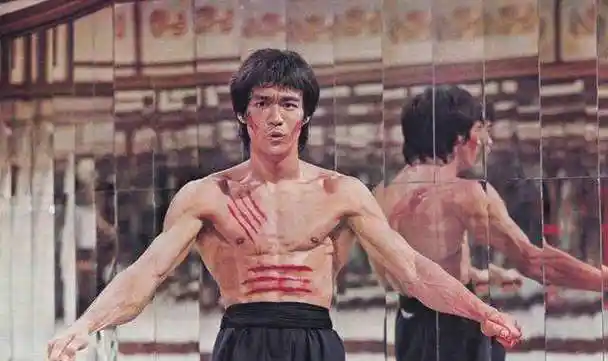 一秒9脚的李小龙vs一拳2000磅的泰森,肌肉差距有多大?