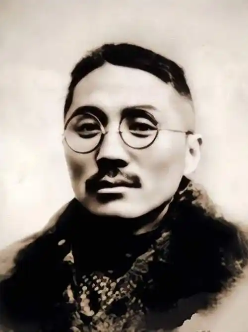 2005年,汪精卫的儿子回国祭拜,看到父母的跪像后,含泪说9个字