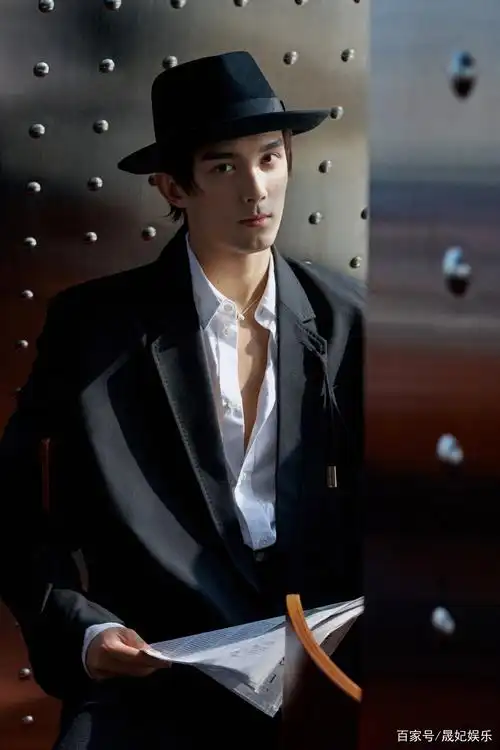 吴磊时尚绅士服,完美侧颜加上清澈眼神,氛围感十足